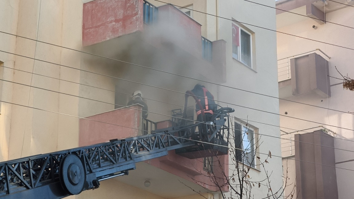 Keşan’da çakmakla oynayan çocuk yangın çıkardı, 2 kişi dumandan etkilendi (Videolu Haber)